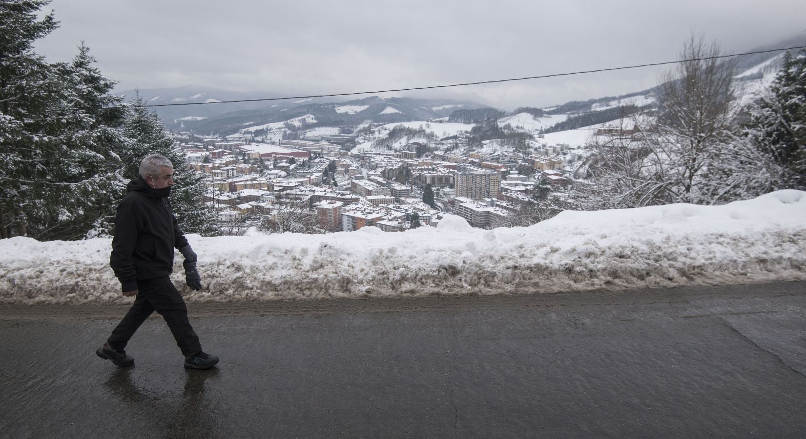 Multitud de personas han disfrutado de la nieve en puntos como el monte Uzturre, Larraiz, el alto de Arrate o la ermita de La Antigua.