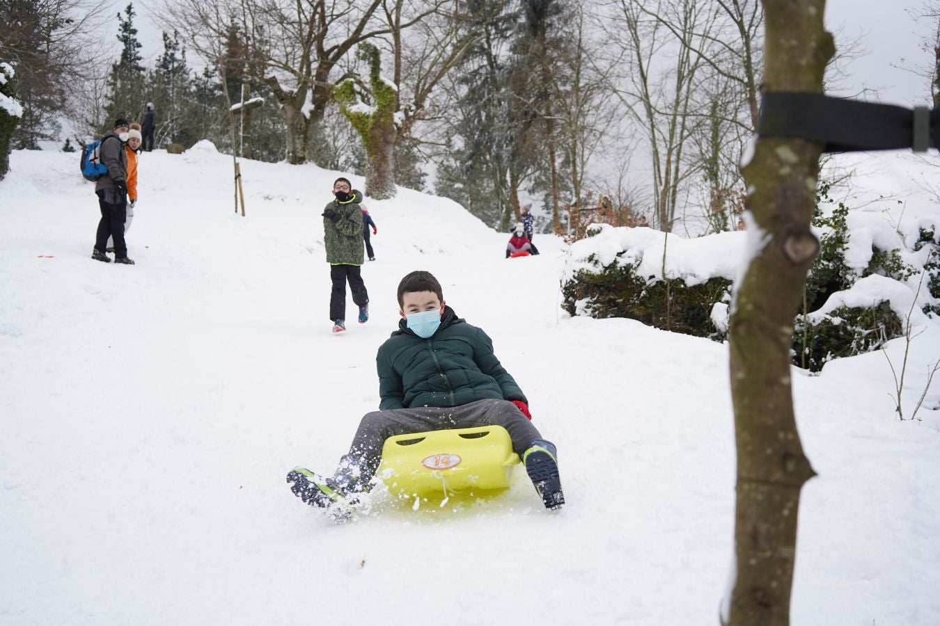 Multitud de personas han disfrutado de la nieve en puntos como el monte Uzturre, Larraiz, el alto de Arrate o la ermita de La Antigua.