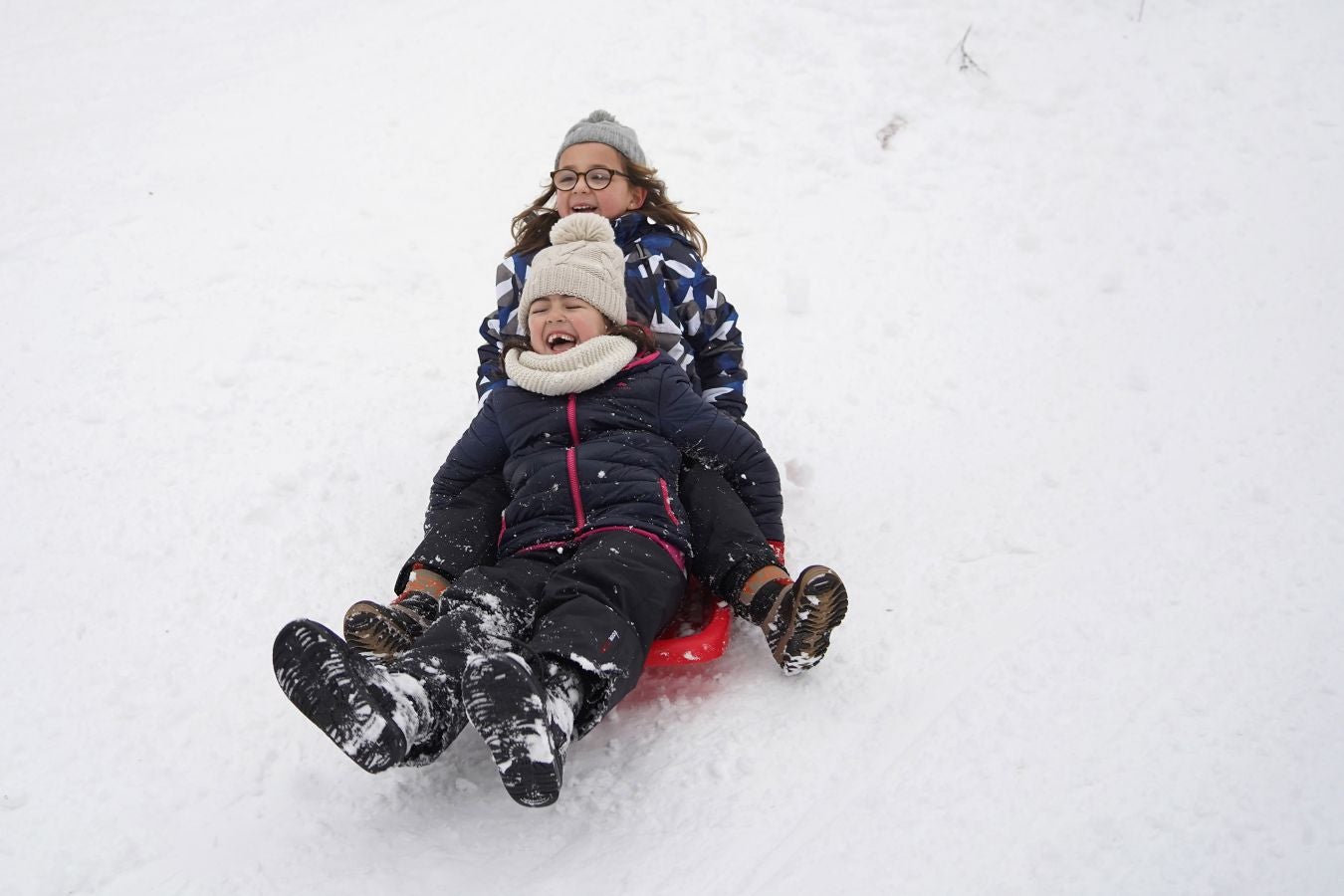 Multitud de personas han disfrutado de la nieve en puntos como el monte Uzturre, Larraiz, el alto de Arrate o la ermita de La Antigua.