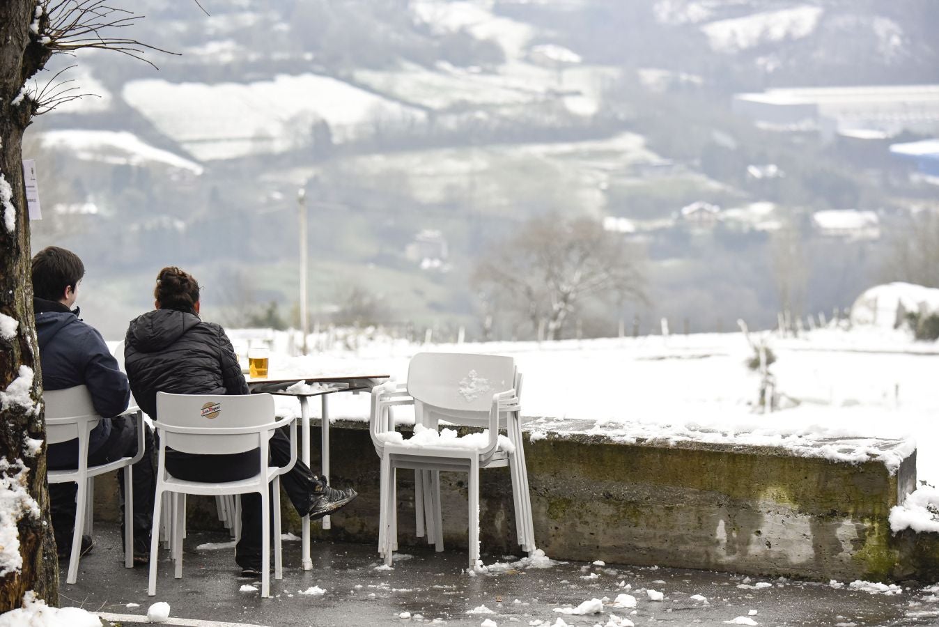 Multitud de personas han disfrutado de la nieve en puntos como el monte Uzturre, Larraiz, el alto de Arrate o la ermita de La Antigua.