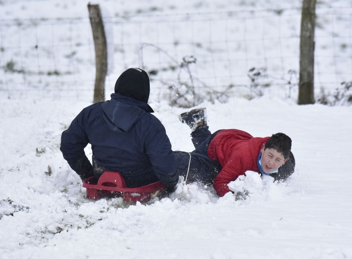 Multitud de personas han disfrutado de la nieve en puntos como el monte Uzturre, Larraiz, el alto de Arrate o la ermita de La Antigua.
