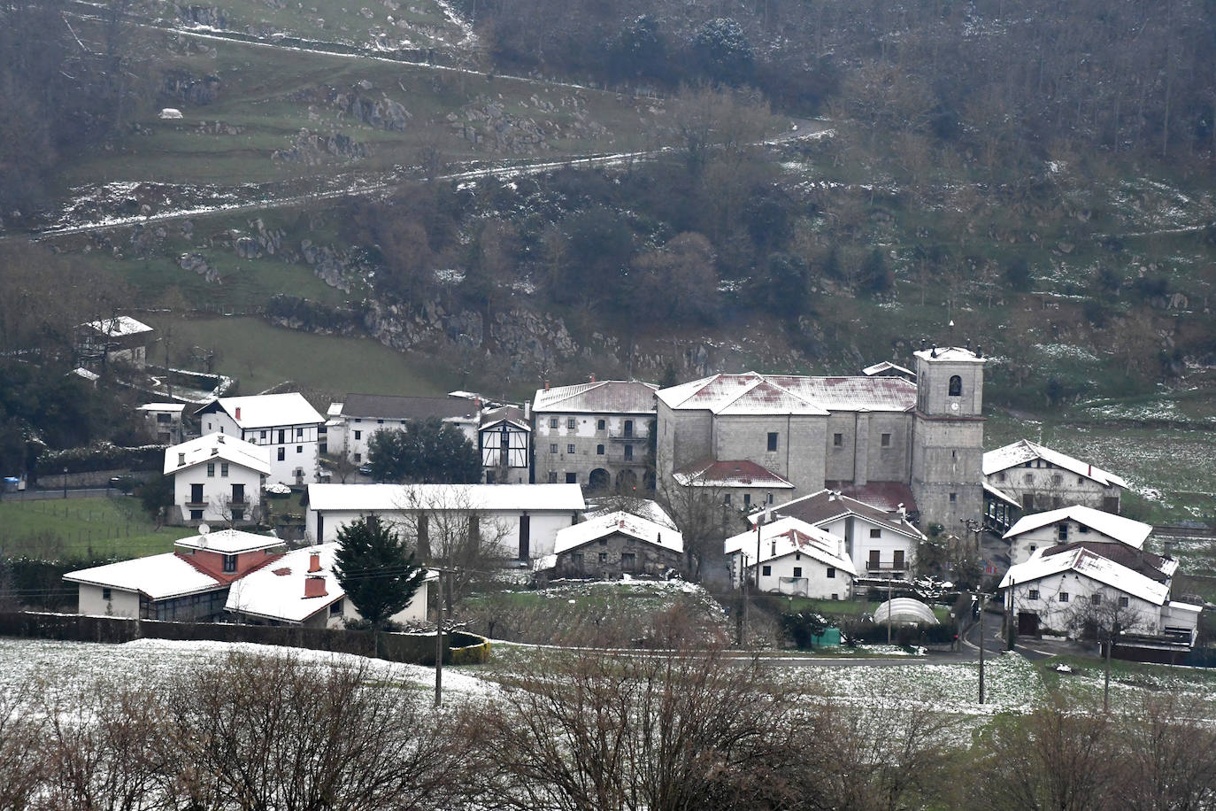Multitud de personas han disfrutado de la nieve en puntos como el monte Uzturre, Larraiz, el alto de Arrate o la ermita de La Antigua. También se han teñido de blanco los pueblos de Albiztur, Gaztelu, Izaskun, Alkiza y Leaburu.