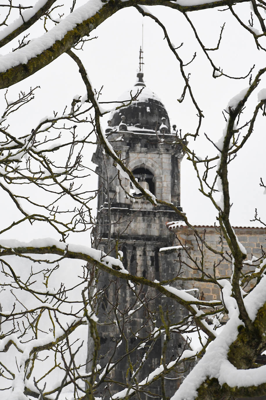 Multitud de personas han disfrutado de la nieve en puntos como el monte Uzturre, Larraiz, el alto de Arrate o la ermita de La Antigua. También se han teñido de blanco los pueblos de Albiztur, Gaztelu, Izaskun, Alkiza y Leaburu.
