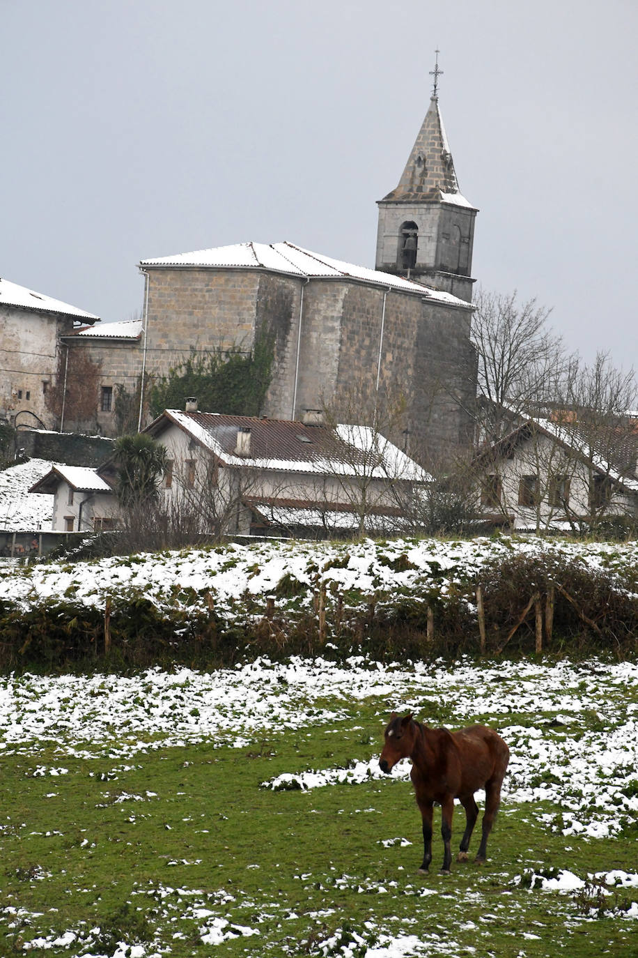 Multitud de personas han disfrutado de la nieve en puntos como el monte Uzturre, Larraiz, el alto de Arrate o la ermita de La Antigua. También se han teñido de blanco los pueblos de Albiztur, Gaztelu, Izaskun, Alkiza y Leaburu.