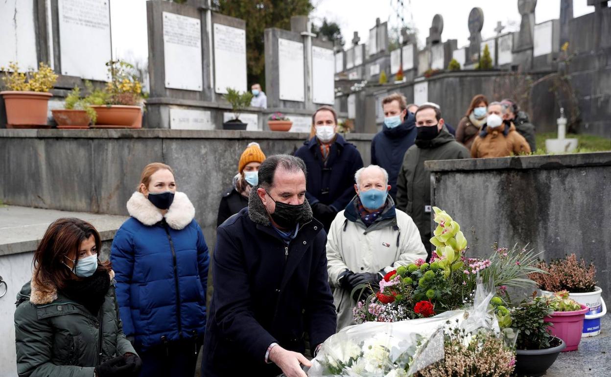 Imagen del homenaje que el PP realizó ayer en el cementerio de Zarautz a José Ignacio Iruretagoyena.