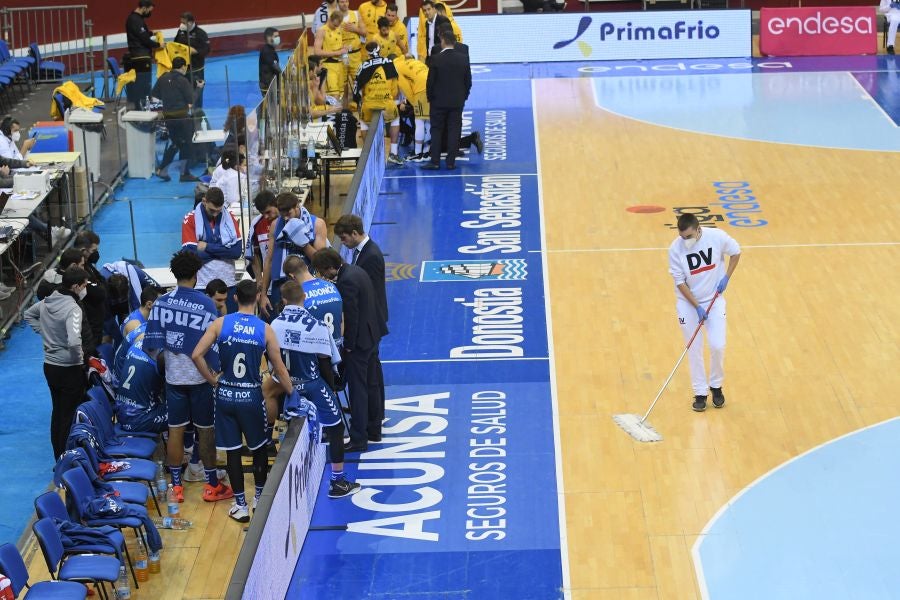 Los guipuzcoanos desperdiciaron una ventaja de seis puntos en los últimos instantes pero lograron una agónica victoria