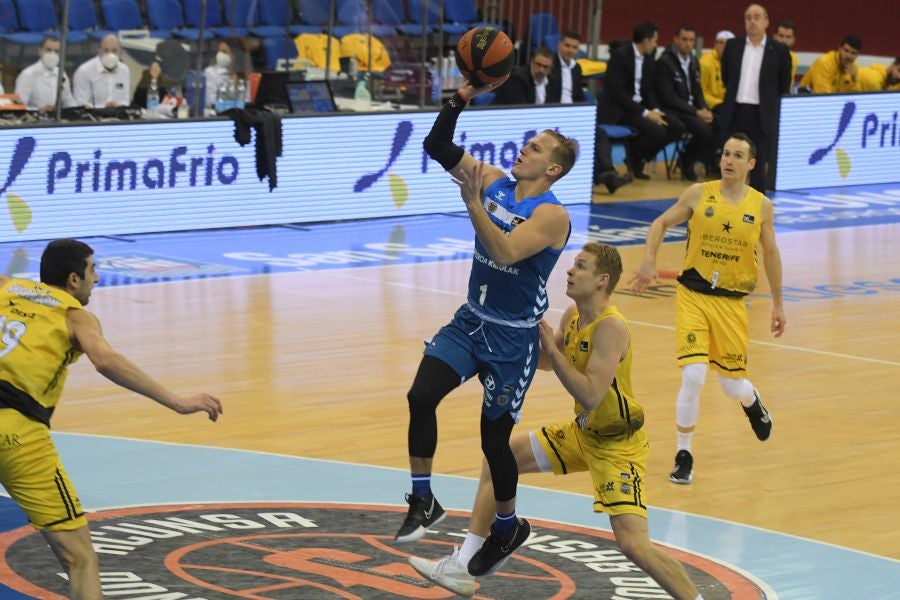 Los guipuzcoanos desperdiciaron una ventaja de seis puntos en los últimos instantes pero lograron una agónica victoria