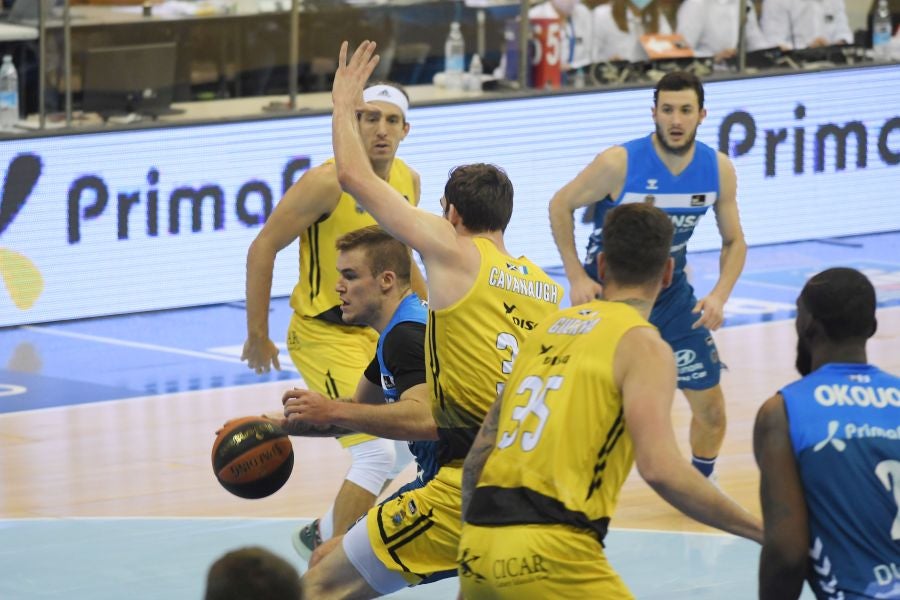 Los guipuzcoanos desperdiciaron una ventaja de seis puntos en los últimos instantes pero lograron una agónica victoria