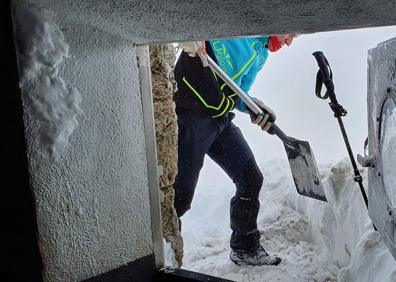Imagen secundaria 1 - La nieve alcanza los 2 metros en la cima de Aizkorri