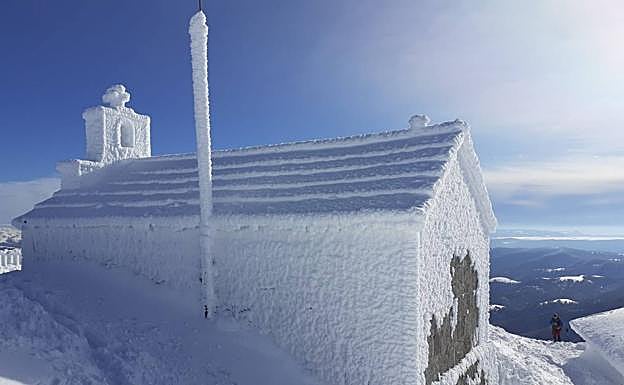 Imagen principal - La nieve alcanza los 2 metros en la cima de Aizkorri