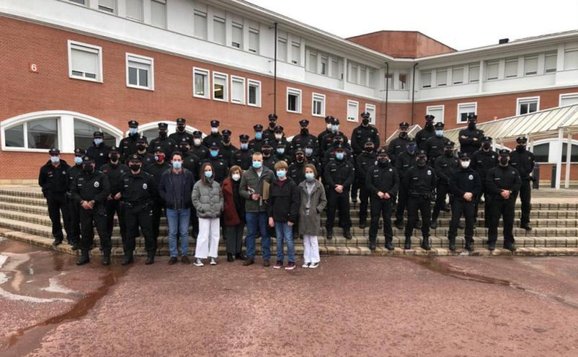Jon Ruiz Sagarna y Ana Arregi, junto a sus cuatro hijos, posan con miembros de la Brigada Móvil de la Ertzaintza tras el homenaje del sábado.