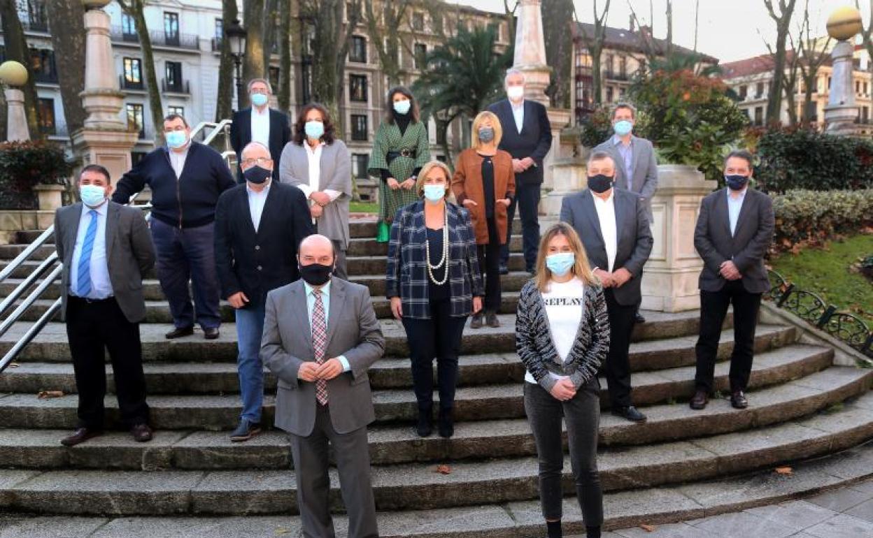 El nuevo EBB se ha fotografiado hoy por primera vez en el exterior de Sabin Etxea.