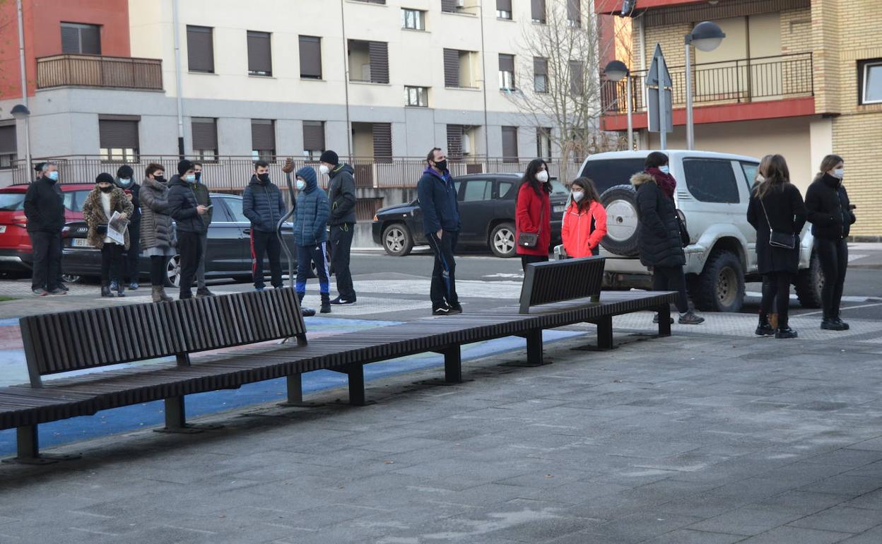 Vecinos de Aizarnazabal esperan para someterse a una prueba PCR.