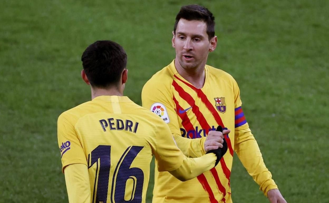Leo Messi felicita a Pedri por el gol del empate marcado ante el Athletic en San Mamés.