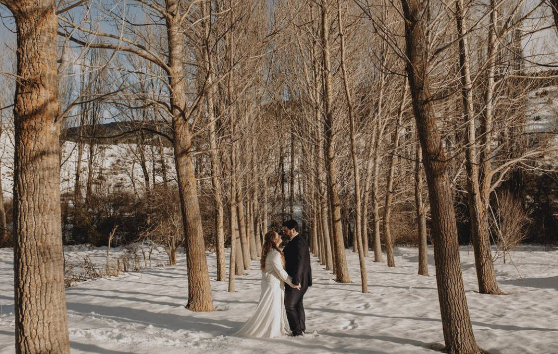 Ni el Covid, ni 'Filomena'. «El amor mueve montañas» y parece que esta frase tan manida ha cobrado más sentido que nunca en los últimos días. Bodas programadas específicamente para el 9 de enero, enlaces reprogramados del 2020 al 2021 debido al coronavirus... y un temporal, el peor de los últimos 50 años, sobre gran parte de la península. A pesar de todo, los eventos se celebraron, y gracias a las redes sociales, las bodas de estos héroes anónimos se han hecho virales con instantáneas captadas en ciudades como Madrid, Zaragoza o Guadalajara. Del enlace con unas 'hunter' al vestido de tablas en color maquillaje: una vez más, ¡triunfó el amor!