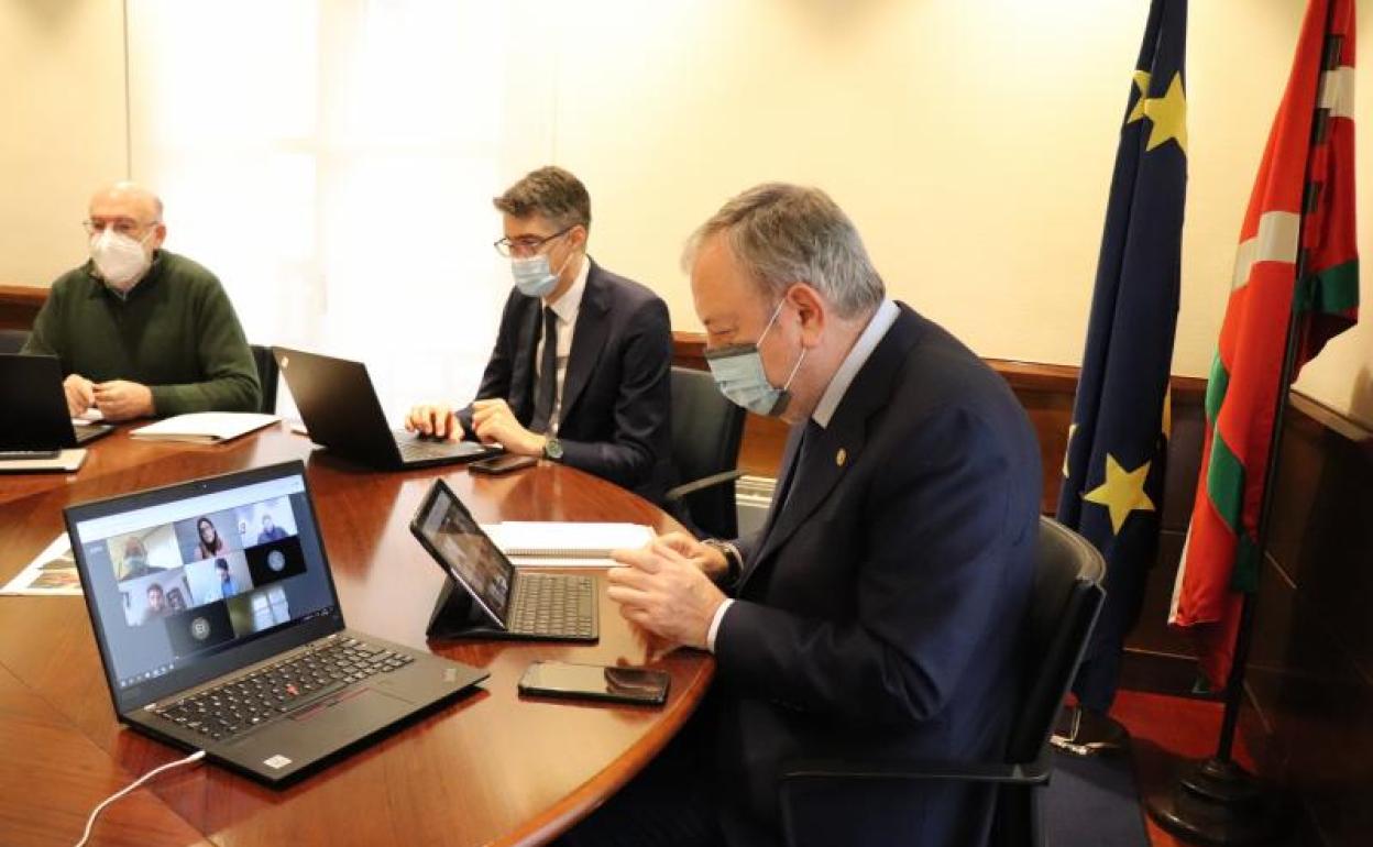 Pedro Azpiazu y su equipo siguen la reunión telemática que han celebrado con Elkarrekin Podemos-IU.