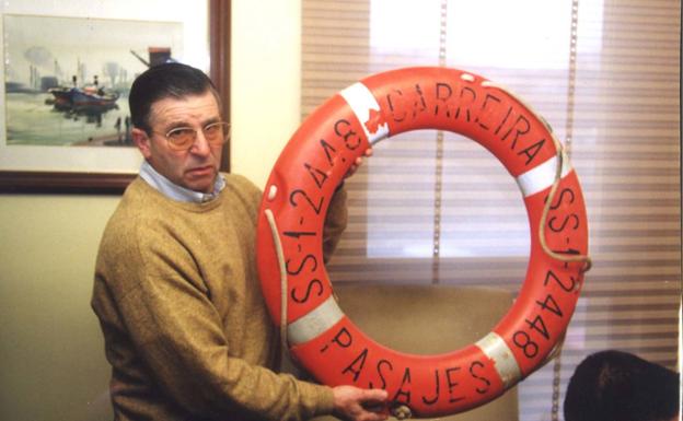 Imagen principal - Jaime Tejedor, con el salvavidas localizado tras el hundimiento. Un arrastrero durante la búsqueda del pesquero, y familiares de la tripulación.