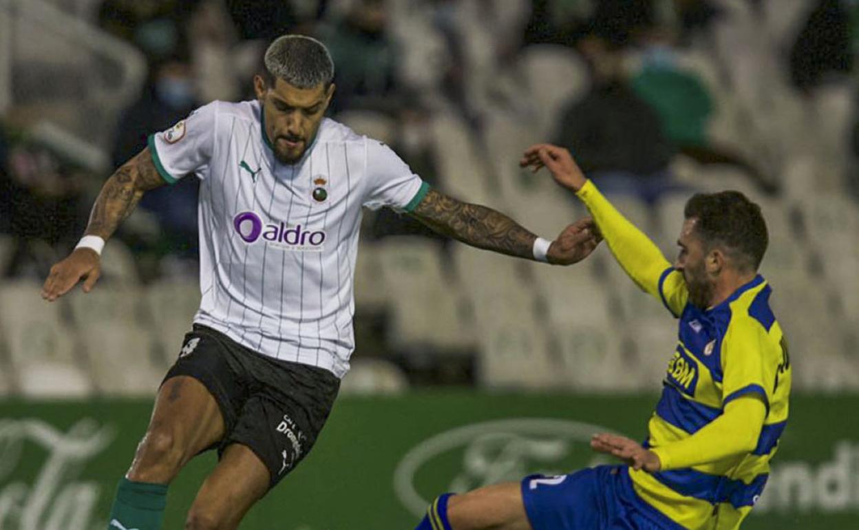 El unionista Iván Pérez pugna con un jugador del Racing de Santander, ayer en El Sardinero. 