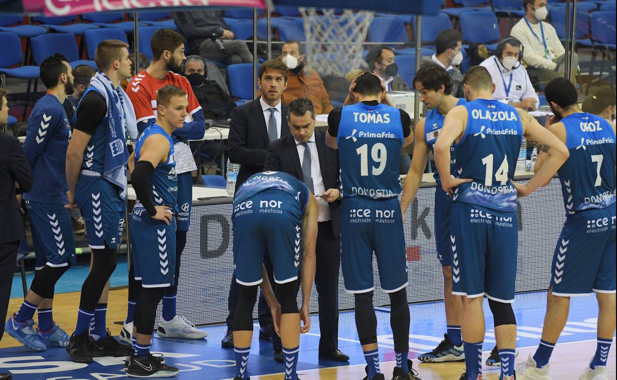 Los jugadores del GBC esperan una decisión arbitral en el último partido jugado en Illunbe. 