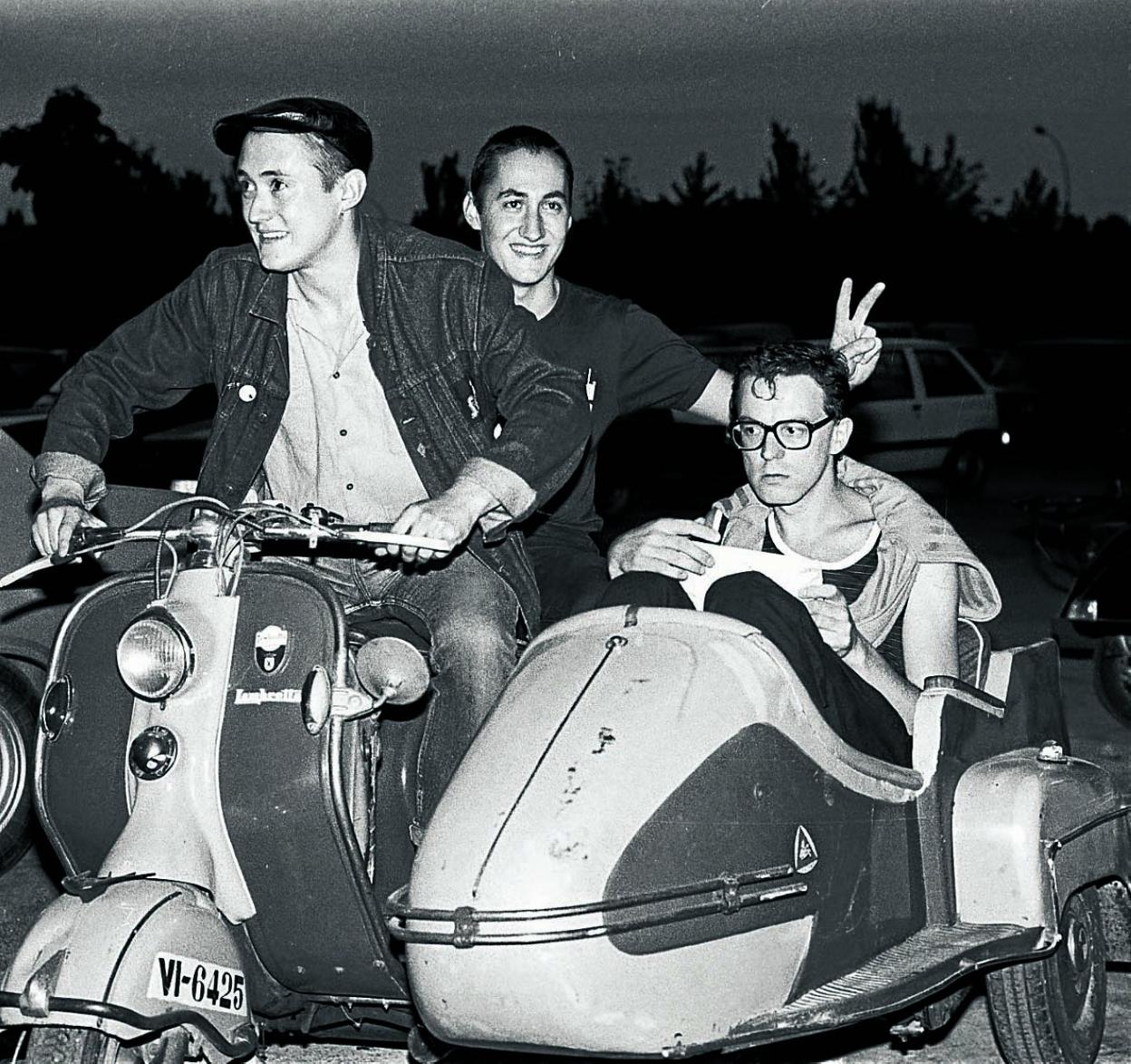 Iñigo y Fermín Muguruza, de Kortatu, y 'Poch', de Derribos Arias, en el parking de Mendizorrotza (1985). 