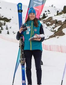 Imagen secundaria 2 - Arriba, Arrietta y June (derecha e izquierda) acompañadas por su entrenador y por otra esquiadora de la selección. En el medio, Arrietta en pleno descenso. Abajo, Arrietta en el podio de una de las últimas carreras que ha disputado.