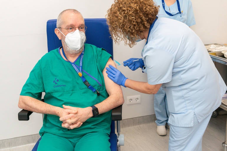 Salud empieza el lunes la vacunación de los sanitarios de Gipuzkoa con los profesionales de la UCI