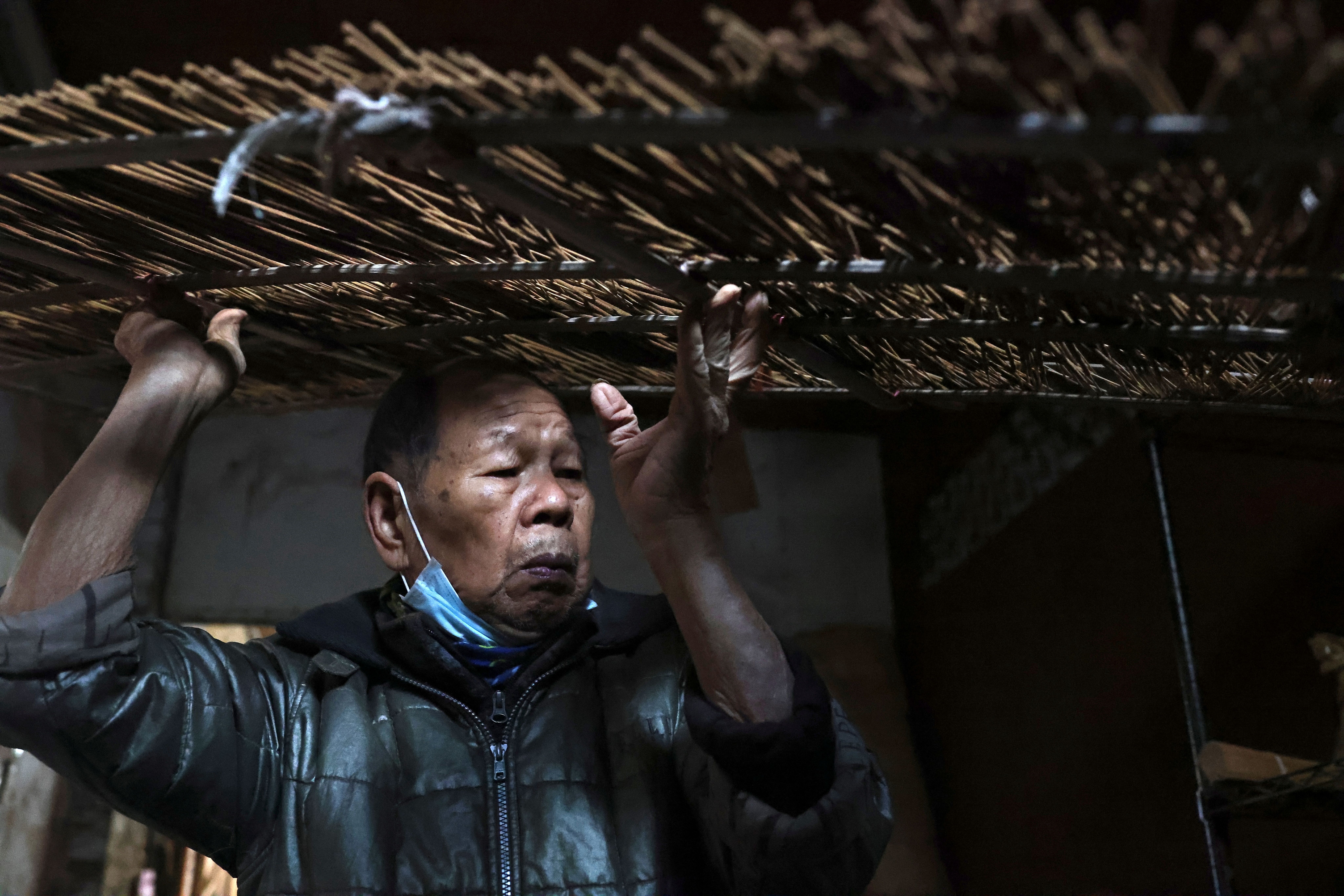 Fotos: El arte de fabricar las varitas de incienso