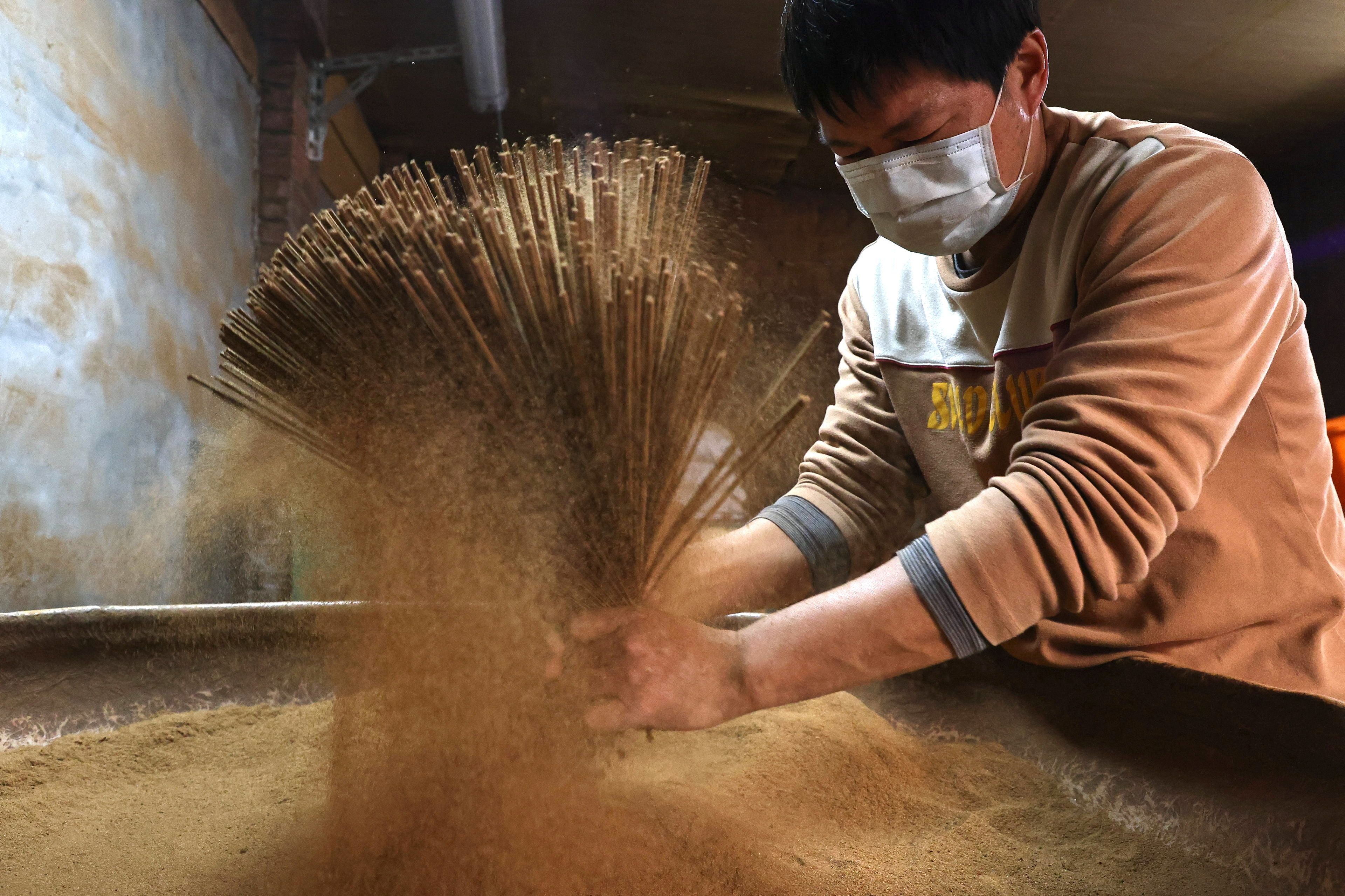 Fotos: El arte de fabricar las varitas de incienso