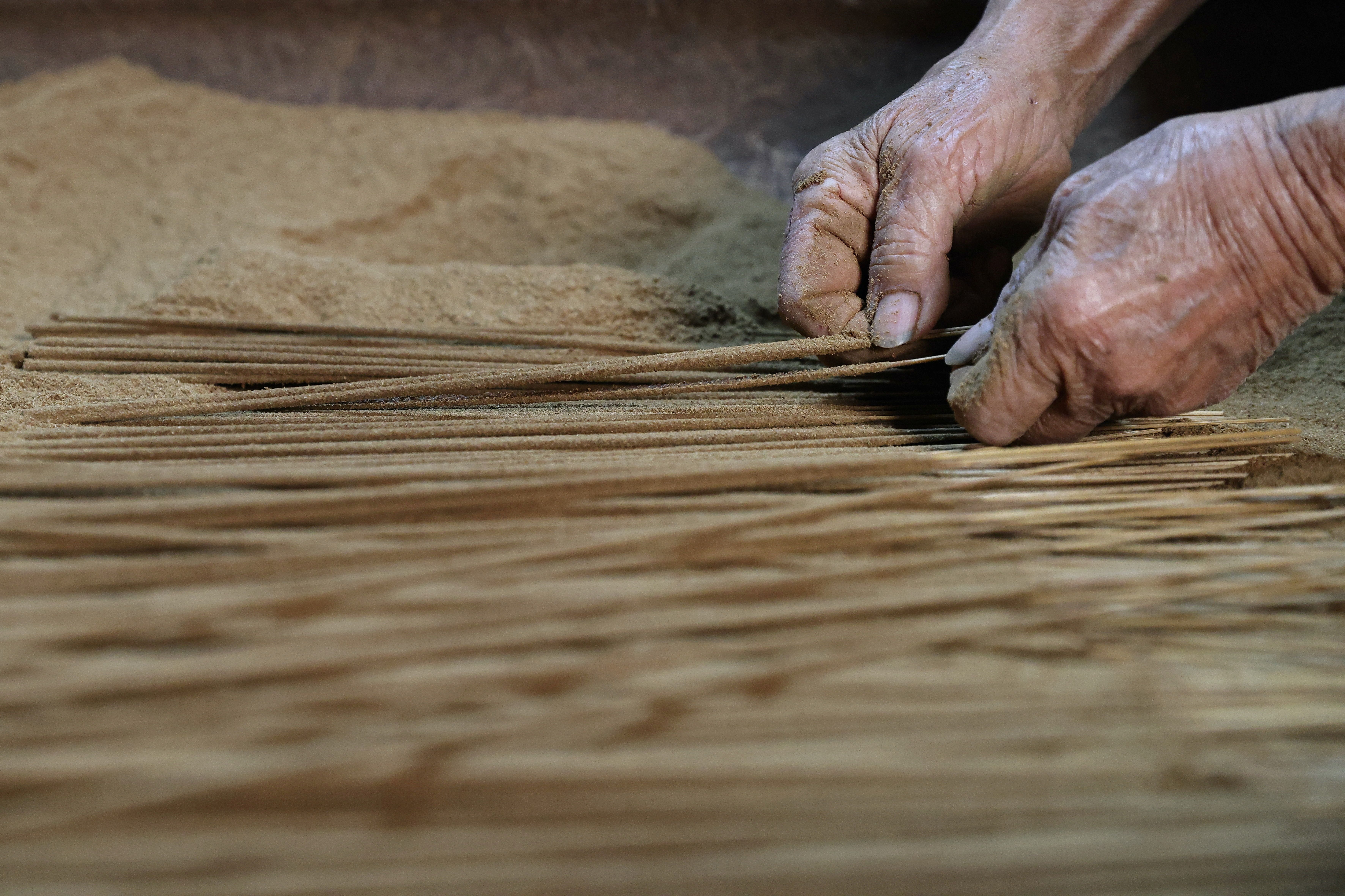 Fotos: El arte de fabricar las varitas de incienso