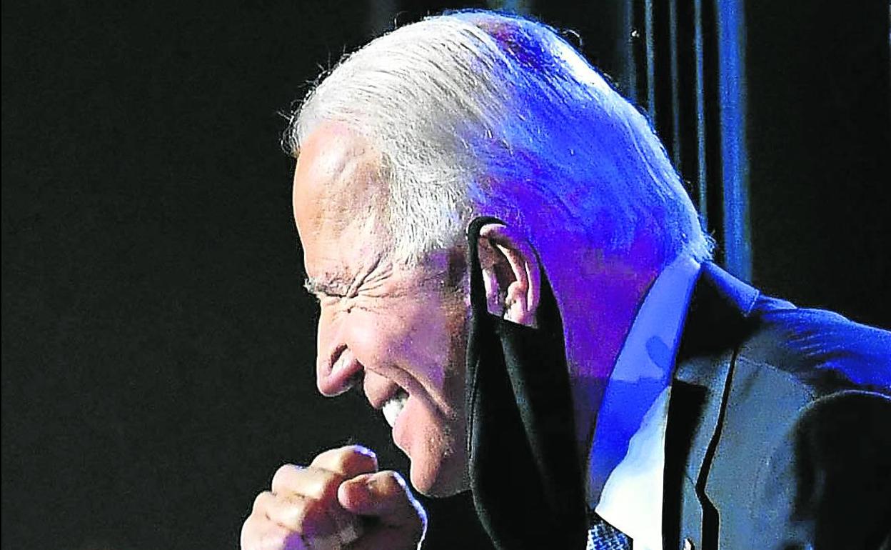 Joe Biden, en la imagen durante la noche electoral, se postula como el presidente de las reformas.