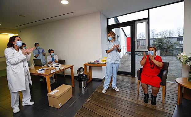 Imagen principal - Aplausos esta mañana en la residencia Caser Betharram de Hondarribia, donde 175 usuarios y trabajadores ya han recibido la vacuna completa. 
