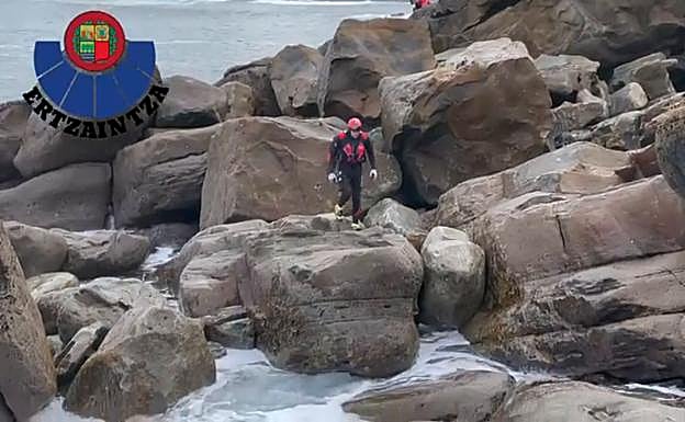 La Ertzaintza rastrea la costa de Getaria en busca de pruebas del crimen de Aintzane Pujana en Aizarnazabal