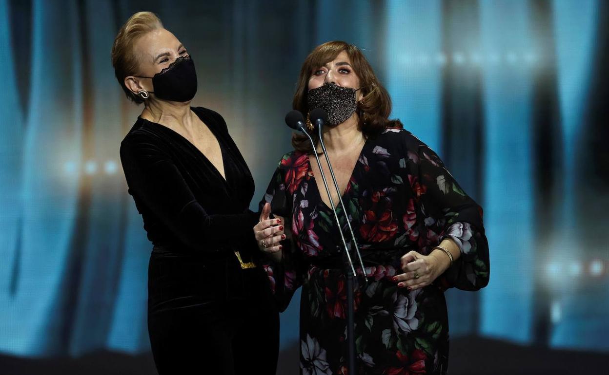 Elena Irureta invitó a Ane Gabarain a acompañarla en el escenario, tras recoger el galardón. 