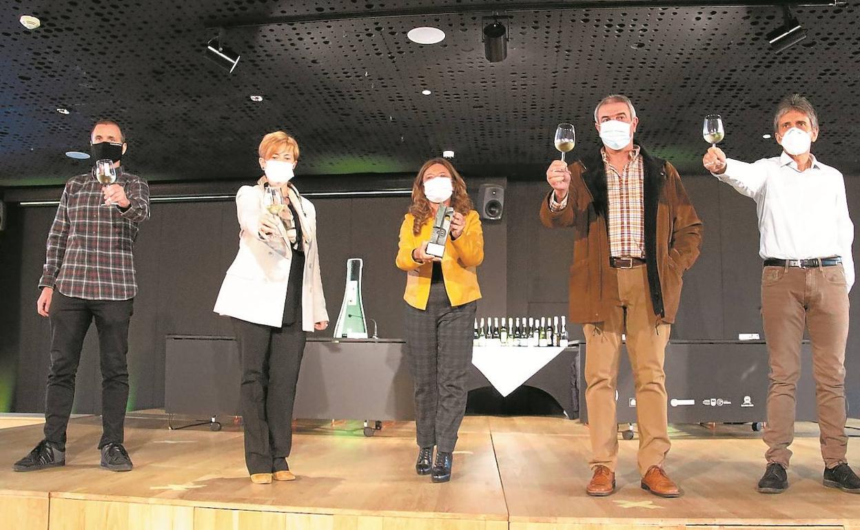 Haritz Alberdi, Arantxa Tapia, Gotzone Sagardui, Emilio Ostolaza y Xabier Arruti brindan con la nueva cosecha de txakoli 2020. 