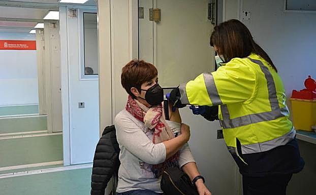 Imagen principal - Una trabajadora recibe la vacuna.