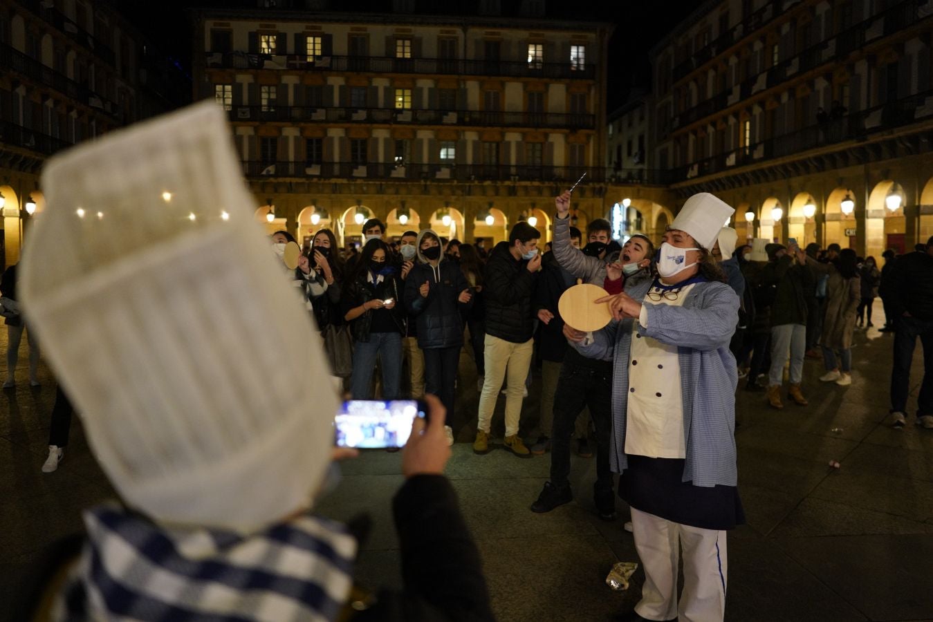 Fotos: Incidentes en la Parte Vieja empañan el día de San Sebastián a última hora