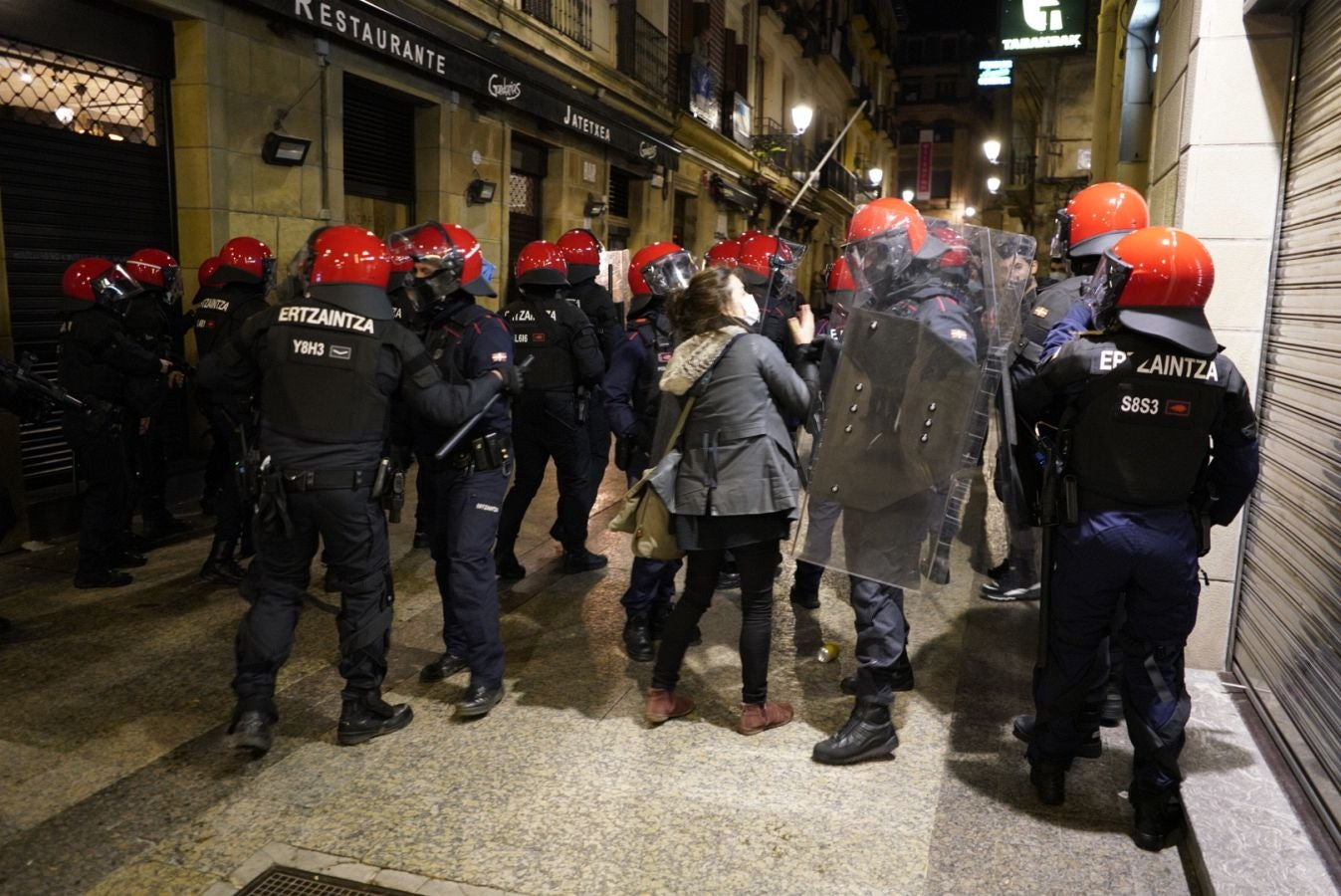 Fotos: Incidentes en la Parte Vieja empañan el día de San Sebastián a última hora