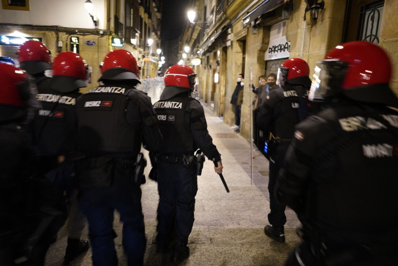 Fotos: Incidentes en la Parte Vieja empañan el día de San Sebastián a última hora