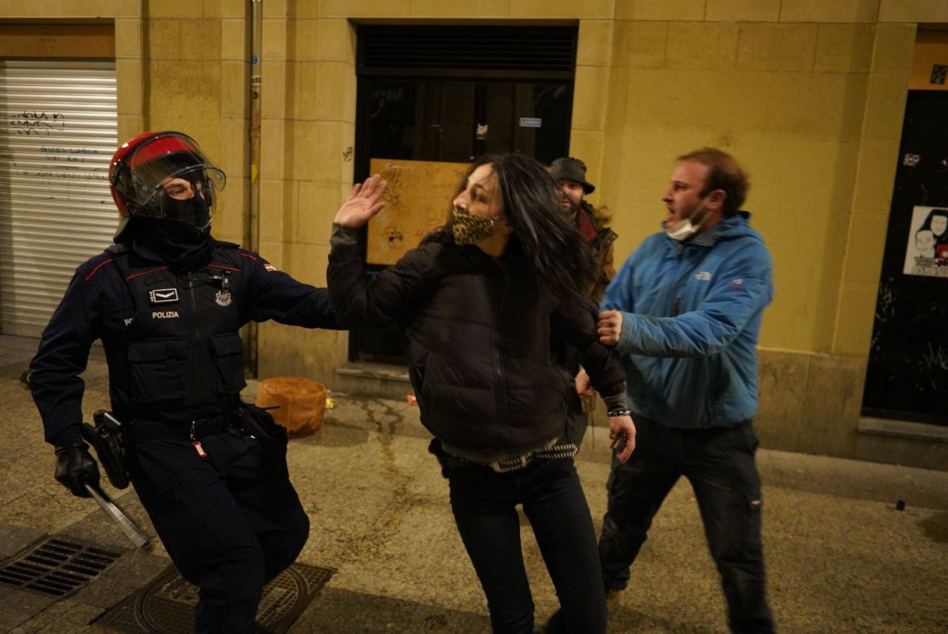 Fotos: Incidentes en la Parte Vieja empañan el día de San Sebastián a última hora