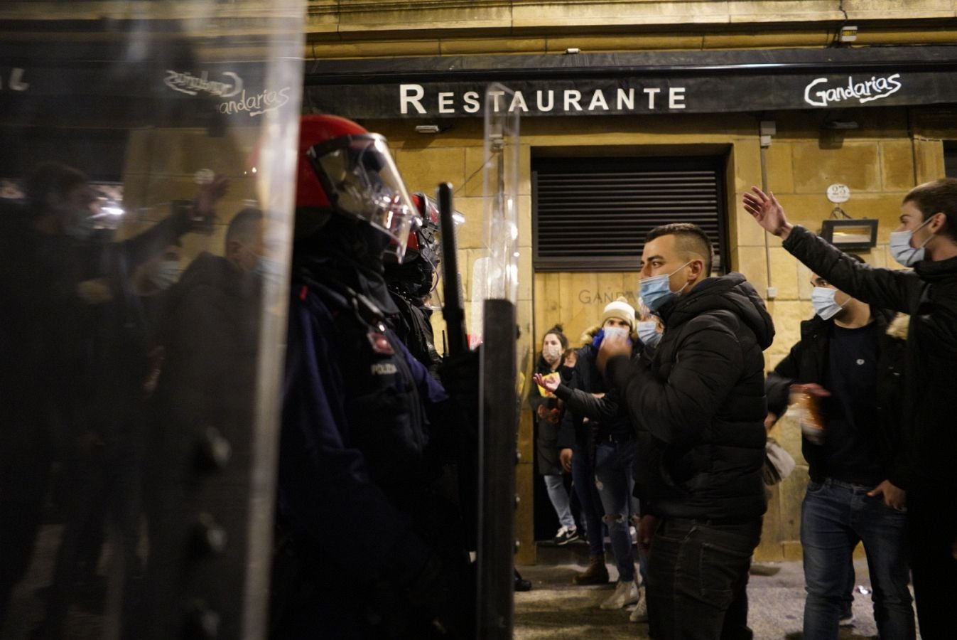 Fotos: Incidentes en la Parte Vieja empañan el día de San Sebastián a última hora