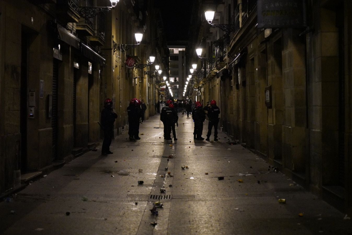 Fotos: Incidentes en la Parte Vieja empañan el día de San Sebastián a última hora