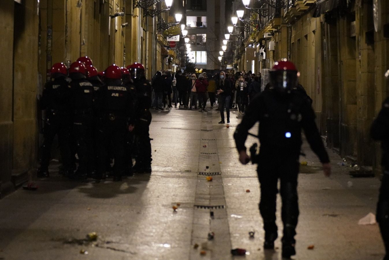 Fotos: Incidentes en la Parte Vieja empañan el día de San Sebastián a última hora