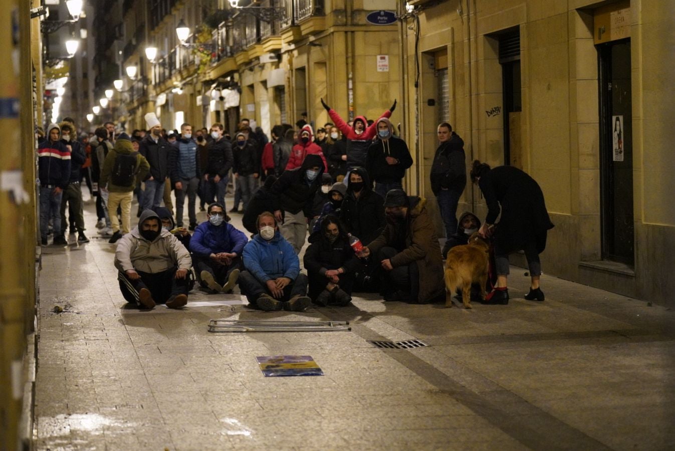 Fotos: Incidentes en la Parte Vieja empañan el día de San Sebastián a última hora