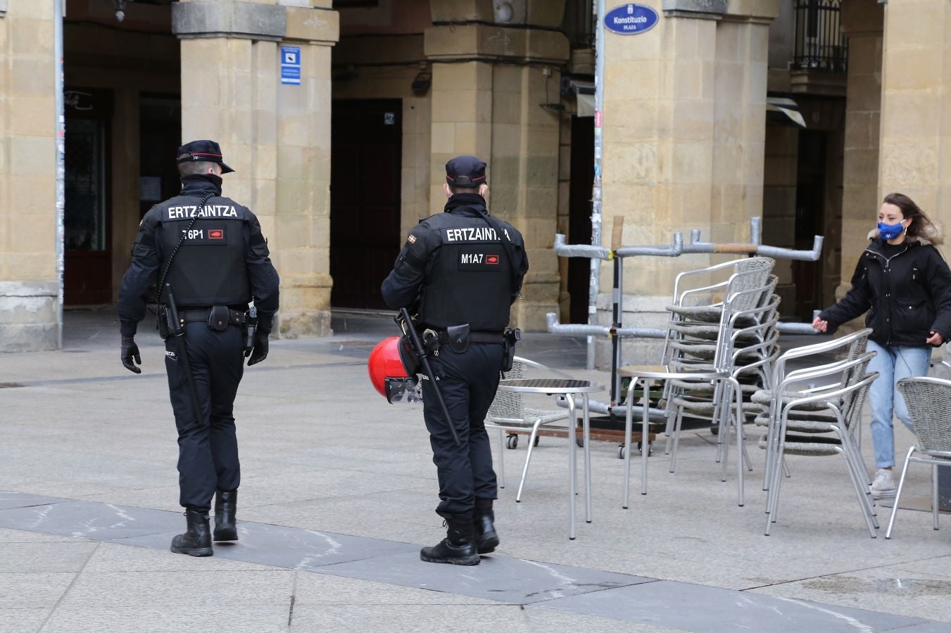 Está siendo el Día de San Sebastián más extraño de los últimos años. A pesar de las restricciones muchos donostiarras han salido a la calle a celebrar el día con todas las medidas de seguridad