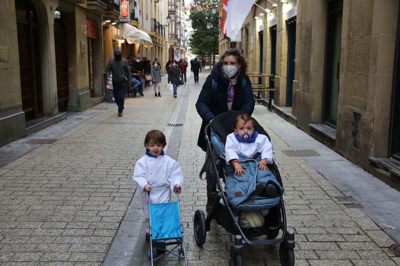 Está siendo el Día de San Sebastián más extraño de los últimos años. A pesar de las restricciones muchos donostiarras han salido a la calle a celebrar el día con todas las medidas de seguridad