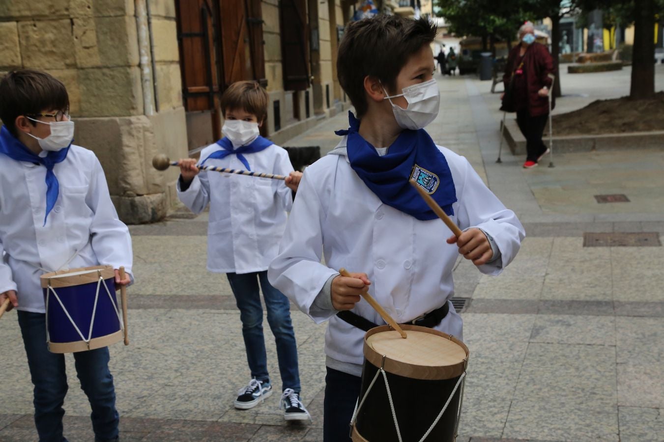 Está siendo el Día de San Sebastián más extraño de los últimos años. A pesar de las restricciones muchos donostiarras han salido a la calle a celebrar el día con todas las medidas de seguridad