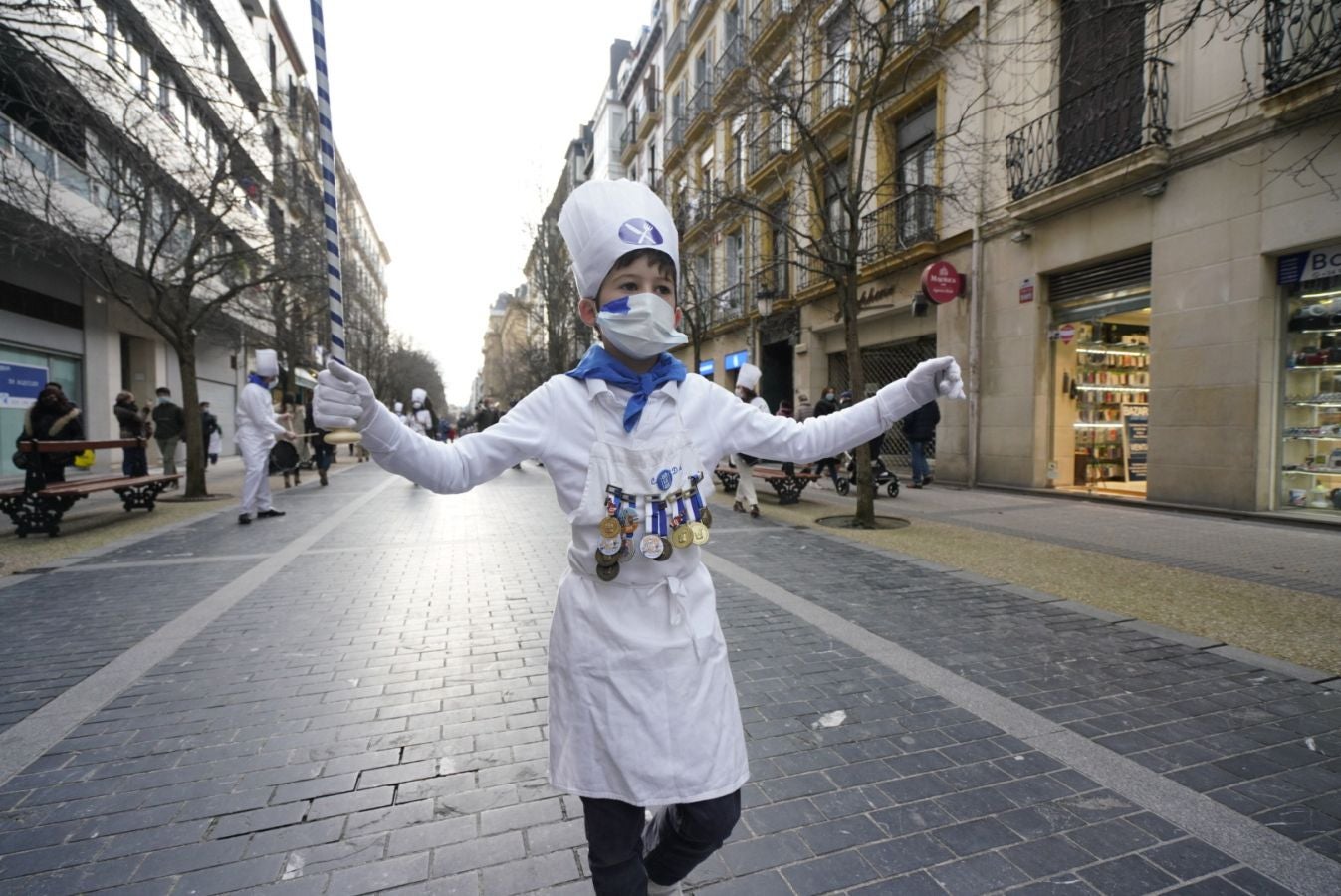 Está siendo el Día de San Sebastián más extraño de los últimos años. A pesar de las restricciones muchos donostiarras han salido a la calle a celebrar el día con todas las medidas de seguridad