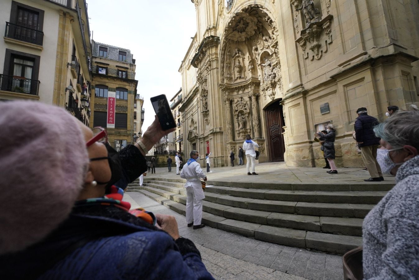 Está siendo el Día de San Sebastián más extraño de los últimos años. A pesar de las restricciones muchos donostiarras han salido a la calle a celebrar el día con todas las medidas de seguridad