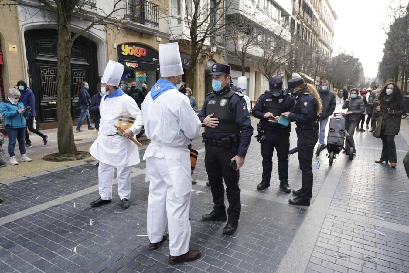 Está siendo el Día de San Sebastián más extraño de los últimos años. A pesar de las restricciones muchos donostiarras han salido a la calle a celebrar el día con todas las medidas de seguridad