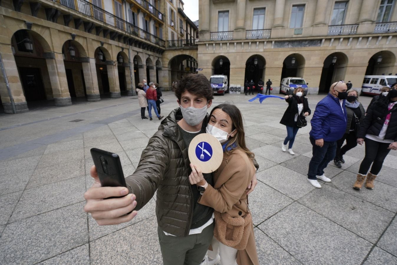 Está siendo el Día de San Sebastián más extraño de los últimos años. A pesar de las restricciones muchos donostiarras han salido a la calle a celebrar el día con todas las medidas de seguridad